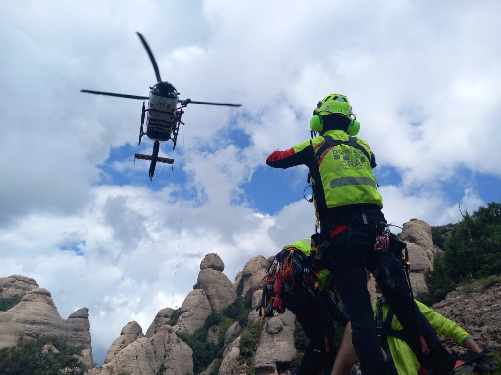 Abans de sortir a la muntanya, cal consultar la previsió meteorològica, planificar la ruta i dur l’equipament adequat. Firma: Bombers de la Generalitat