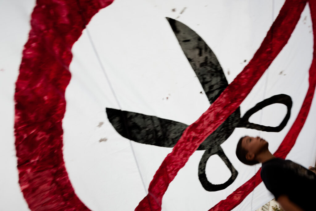 La pitjor esquerra en cinquanta anysUna enquesta de 40dB per a la Cadena SER i El País publicada el 12 de gener de 2026 situava PP i Vox amb un 49,4 % d’intenció de vot, mentre el bloc PSOE, Sumar i Podemos sumava un 36,5 %. Però tant se val de quina enquesta parlem, perquè en general totes les enquestes diuen més crisi esquerra