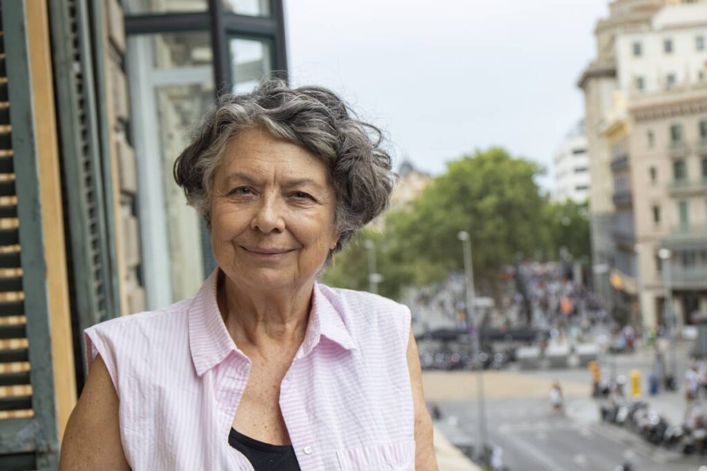 Marina Subirats: “Moltes dones m’han dit: ‘A mi la mare no m’estimava’”A ‘De mares a filles. La transmissió de la feminitat’ (Edicions 62), Marina Subirats Martori reflexiona sobre com, durant segles, moltes mares han transmès la seva pròpia frustració sobre els límits de ser dona. Revoltar-se contra aquesta norma social imposada pel sistema patriarcal ha suposat rebel·lar-se també contra la mare, i això està ple de