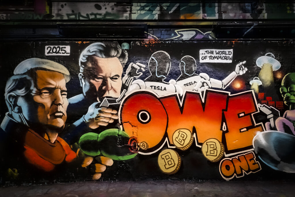 Graffiti amb les cares de Donald Trump i Elon Musk: 'el gran problema de voler salvar la humanitat és saber a quina humanitat ens estem referint'