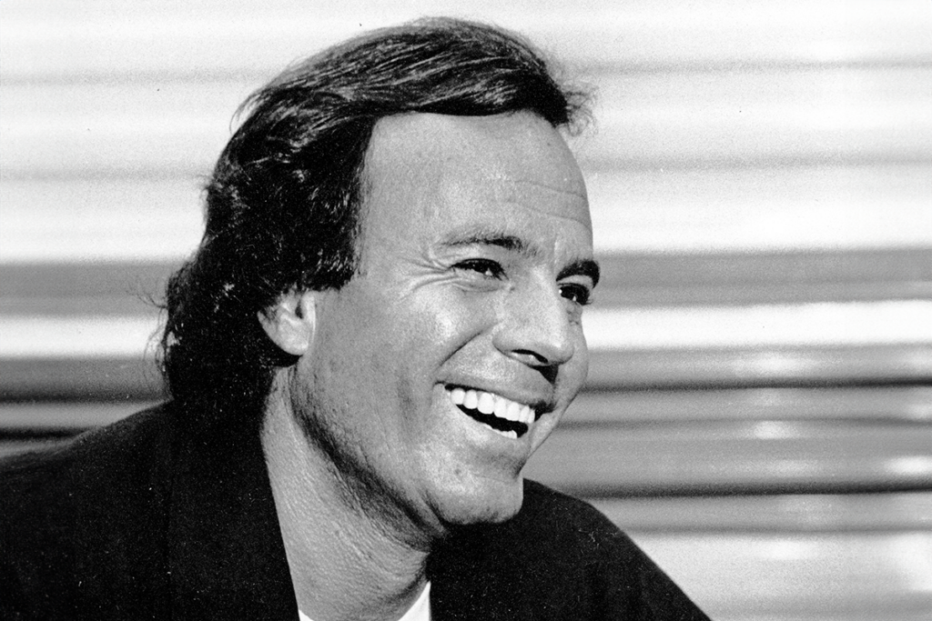“¿Más truhán que señor?” Julio Iglesias i el capitalisme pop Dimarts passat 13 de gener va saltar la notícia d’una recerca d’Eldiario.es: dues treballadores de Julio Iglesias denunciaven assetjament, abusos i agressions per part del mateix en les seves mansions de Punta Cana (República Dominicana) i de les Illes Bahames. Davant una notícia d’aquest calat, i encara amb una recerca de més de tres anys Julio Iglesias