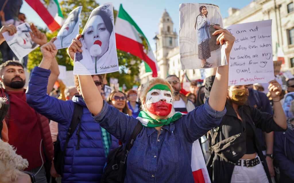 Què està passant a l’Iran: causes, repressió i escenari internacionalL’Iran travessa una de les crisis polítiques i socials més greus de les darreres dècades. Des de finals de desembre, el país viu protestes massives i generalitzades que han estat reprimides amb una violència extrema per part de l’Estat, en un context de col·lapse econòmic, apagada informativa i creixent pressió internacional. Tot i que l’Iran protestes Iran