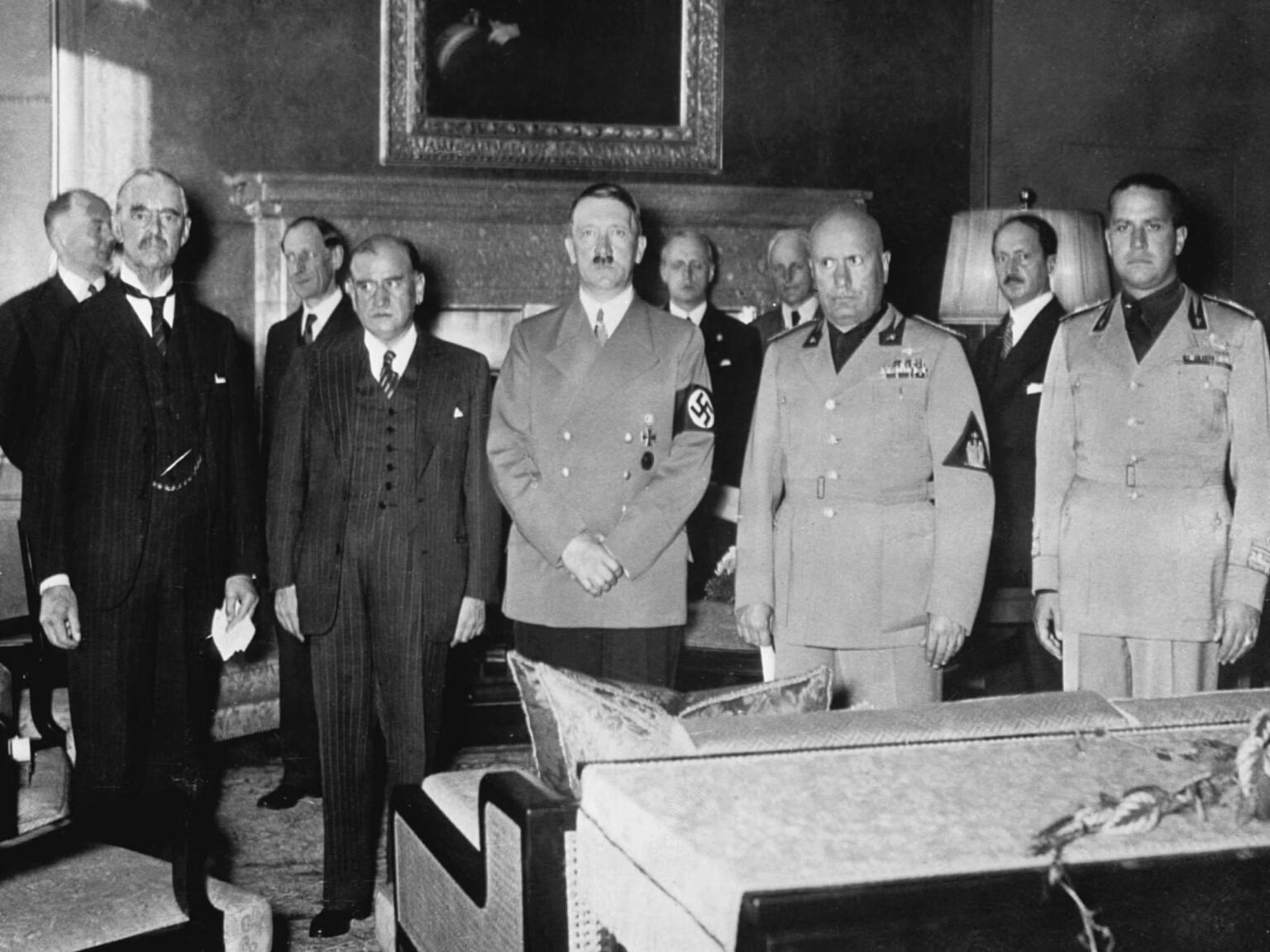 Chamberlain, Daladier, Hitler, Mussolini, y Ciano fotografiados antes de firmar los Acuerdos de Múnich.