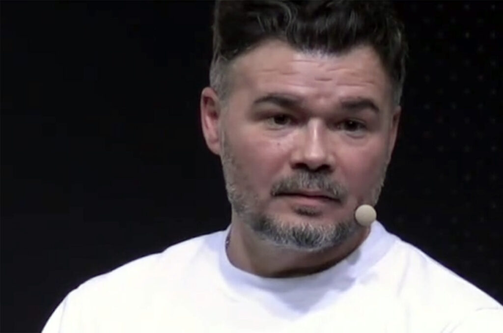 Rufián busca ordre a l’esquerra, Delgado hi posa el diagnòsticArticle original en castellà de La Marea L’acte, un diàleg entre Gabriel Rufián i Emilio Delgado moderat per Sarah Santaolalla, s’havia anunciat com una conversa per obrir un nou espai. Un espai que, en realitat, fa temps que ronda com un fantasma en el discurs de Rufián. Des de fa mesos, el diputat d’Esquerra insisteix