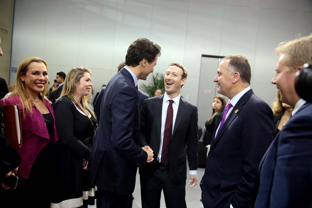 Silicon Valley davant el mirall judicialUn jurat als Estats Units ha determinat que Meta i YouTube poden ser considerades responsables pels danys soferts per una jove usuària, en un cas que examina l’impacte de les plataformes digitals en la salut mental dels menors. La decisió estableix una indemnització de sis milions de dòlars i s’inscriu en una sèrie de demandes Mark Zuckerberg, META.