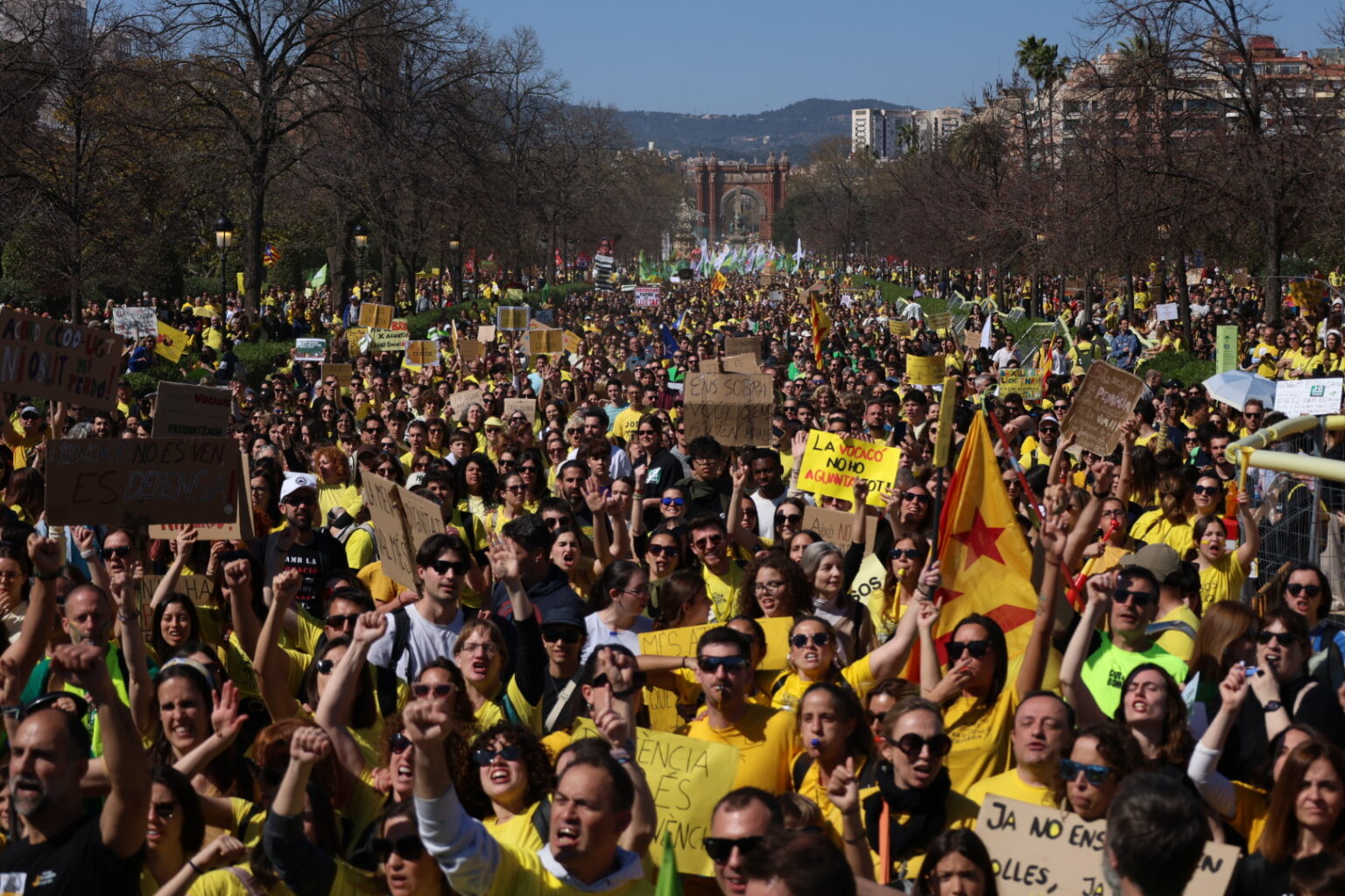 El sector educatiu diu prou a la “supervivència” i reclama “dignitat”En un ambient festiu i reivindicatiu, personal docent i no docent demana més finançament per una escola pública de qualitat, i avisa: "Illa, escolta, s'acosta la revolta" Manifestació educativa a Barcelona | Pol Rius