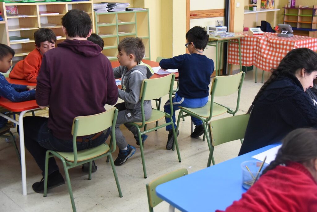 Les evidències no tan evidents del CREA i les actuacions educatives d’èxit (i III)L’única tesi doctoral amb elements quantitatius i una metodologia quasiexperimental, no va poder sostenir que les actuacions educatives d’èxit publicitades per CREA en INCLUD-ED tinguessin els efectes anunciats. L’evidència científica internacional que avala les actuacions educatives d’èxit promogudes des del CREGUI des de finals dels 90 no acaba de ser tan evident. Es tracta, principalment,