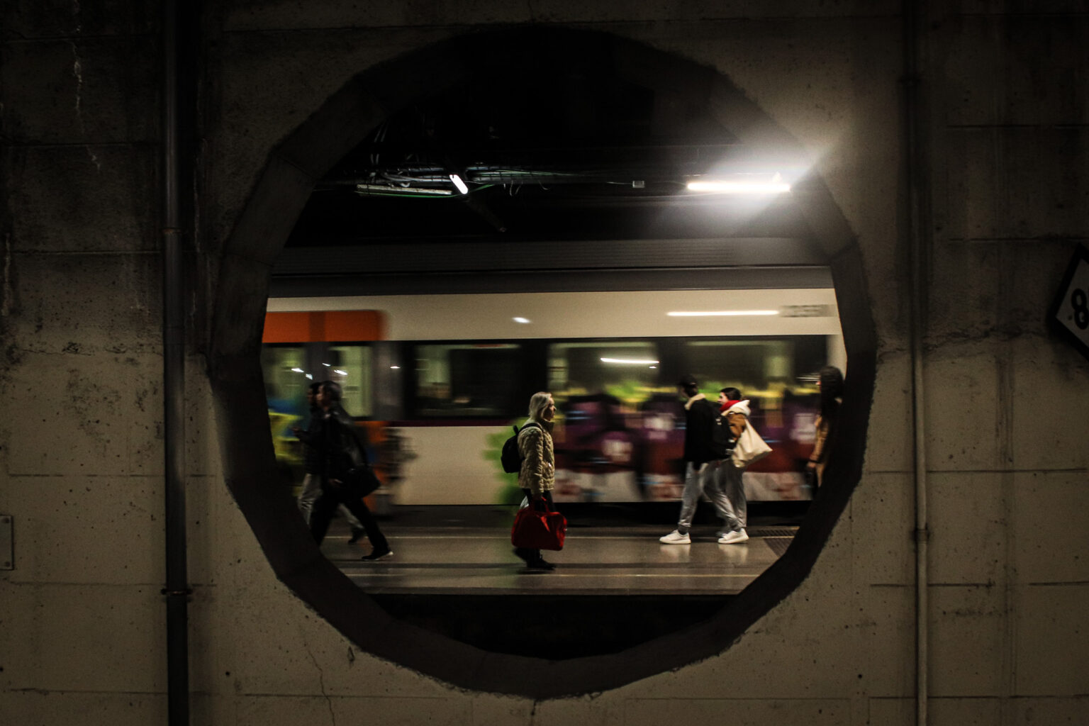 Cal reforçar les polítiques de cohesió urbana des d’una perspectiva supramunicipal. Les desigualtats territorials no es poden afrontar únicament des de l’escala local, ja que molts dels seus factors determinants —com el mercat de l’habitatge, la mobilitat laboral o les dinàmiques demogràfiques— operen a escala metropolitana. En aquest sentit, programes com el Pla de Barris i Viles 2025-2029 haurien d’incorporar una visió global de la metròpoli i promoure projectes que connectin barris de municipis veïns. Alhora, cal garantir el dret a viure dignament a qualsevol punt del territori metropolità, de manera que quedar-se o marxar del propi barri sigui una decisió lliure i no una imposició.