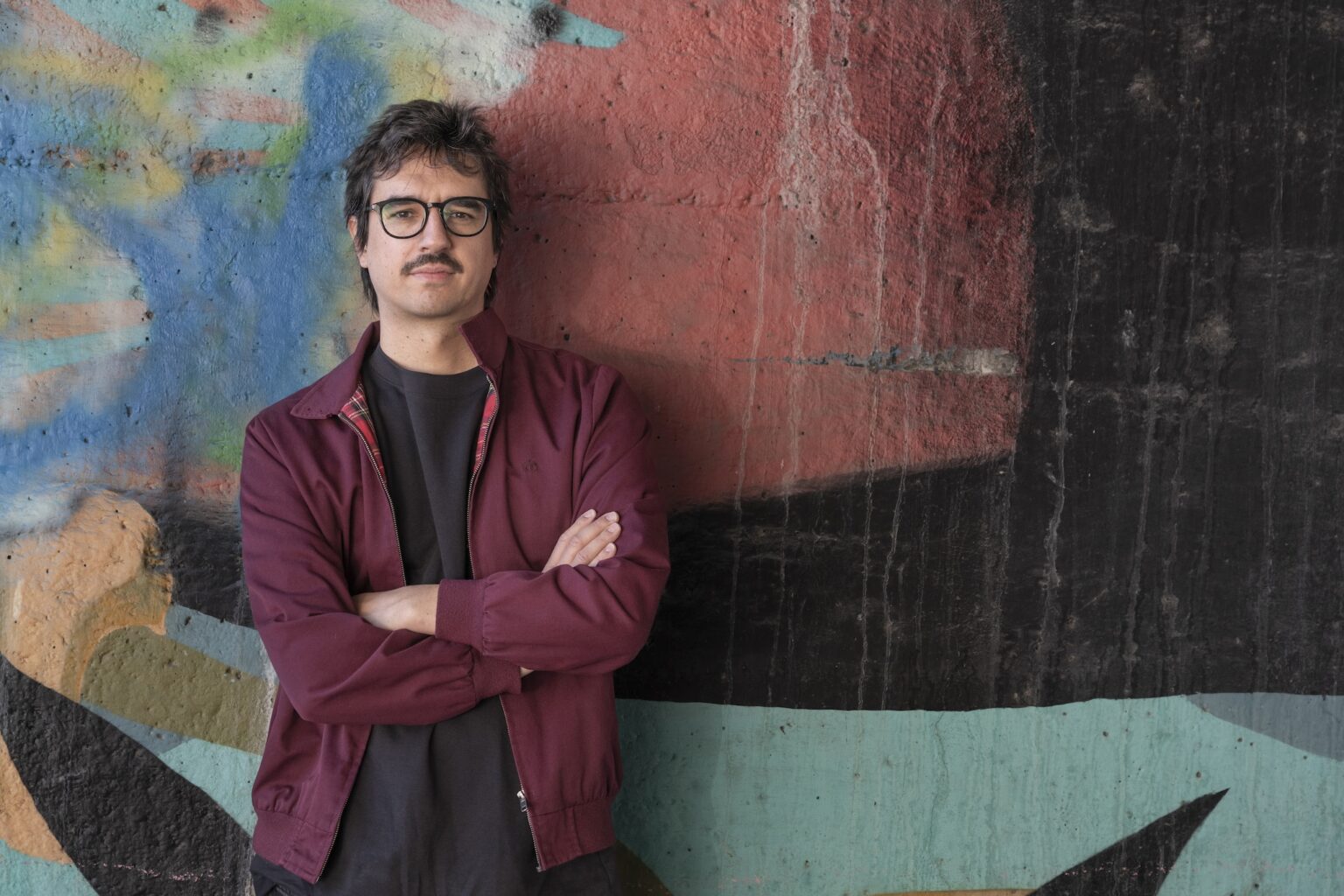 Javier Gil: “La gent vol comprar perquè viure de lloguer significa ser captiu del rendisme”Durant dècades, l’habitatge va ser un dels grans organitzadors silenciosos de l’ordre social a Espanya. Comprar un pis equivalia a alguna cosa més que resoldre una necessitat material. Era una promesa d’estabilitat, un mecanisme d’integració i també una forma de govern. A Generación inquilina (Capitán Swing), Javier Gil reconstrueix aquesta història i la connecta amb Javier Gil Generación Inquilina.