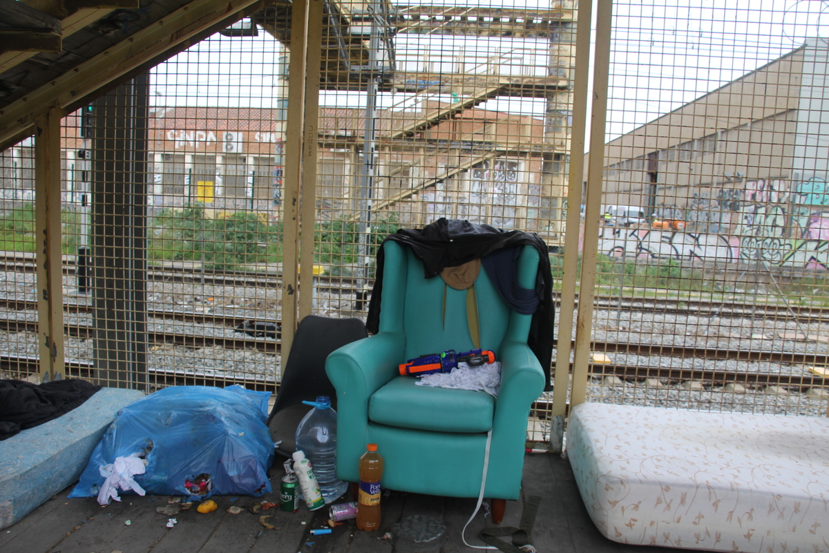 Sofà d’una persona sense sostre al pont que va del passeig de la Verneda al del Ferrocarril