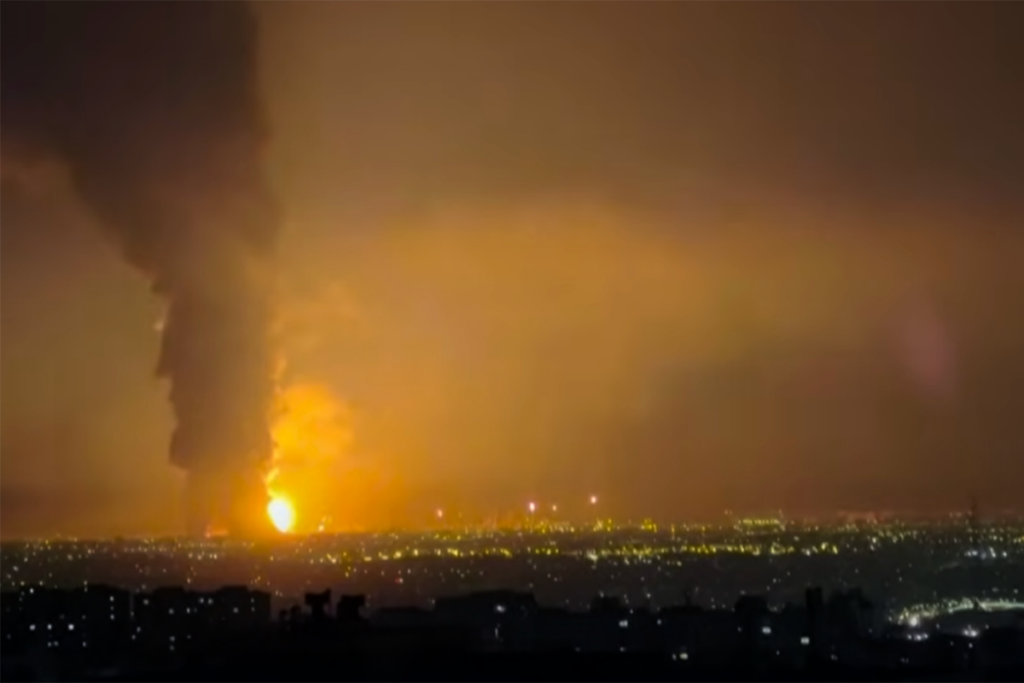 Per què l’Iran està en un punt de no retorn?La gran incògnita és què passarà el dia que Israel i els Estats Units aturin l’atac. Si el règim sobreviu, se sentirà prou fort per reprendre la repressió? La gent es quedarà a casa per por? Sorgirà el grup necessari per liderar i organitzar l’oposició al que hem fet referència? La gent tornarà a sortir en massa als carrers per situar Iran en la mateixa situació de novembre de 2025? Passi el que passi, Iran està en un punt de no retorn: expliquem per què La capital de l’Iran, Teheran, s’ha llevat aquest diumenge coberta per un núvol tòxic provocat pels atacs contra instal·lacions petrolieres situades a la ciutat i als seus voltants.