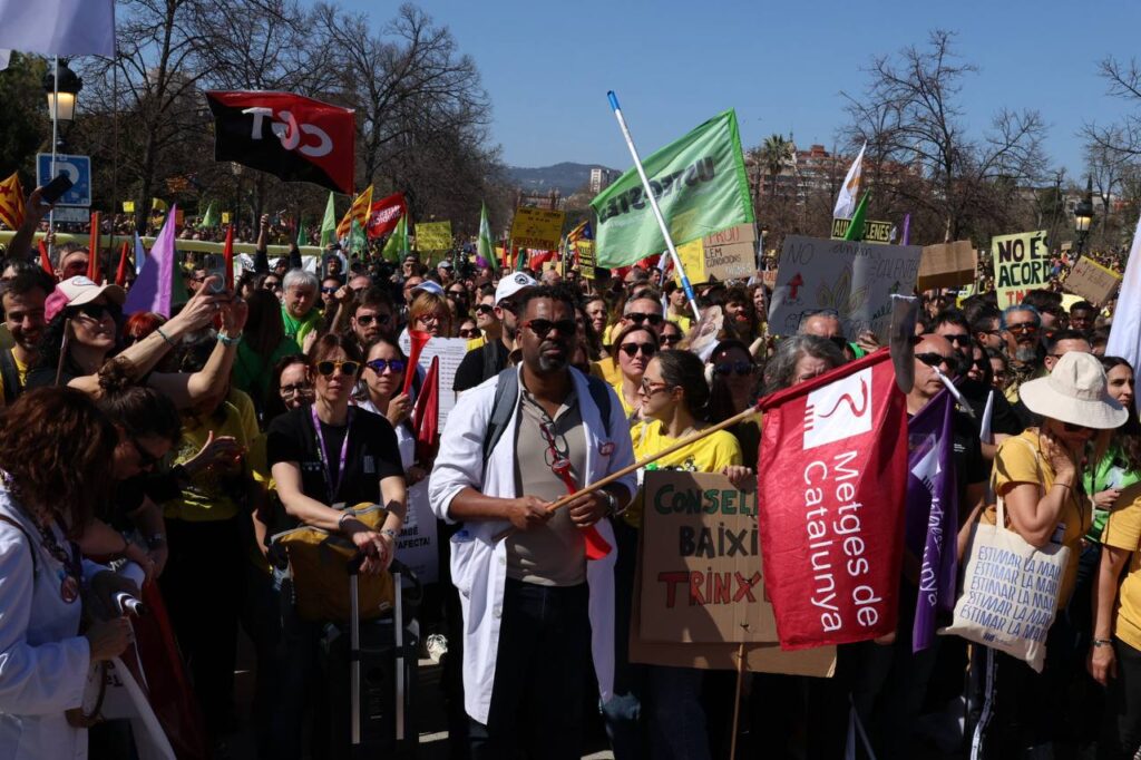 Sanitat i Educació diuen prou i planten cara al GovernNovena jornada de vaga de metges i metgesses des de l’octubre i aturada generalitzada en l’àmbit de la salut i l’ensenyament. Aquest matí, els facultatius han apujat el to de leș seves protestes i han arrancat la manifestació des de l’Hospital del Mar, centre on la consellera Olga Pané es va jubilar de la seva carrera sanitària