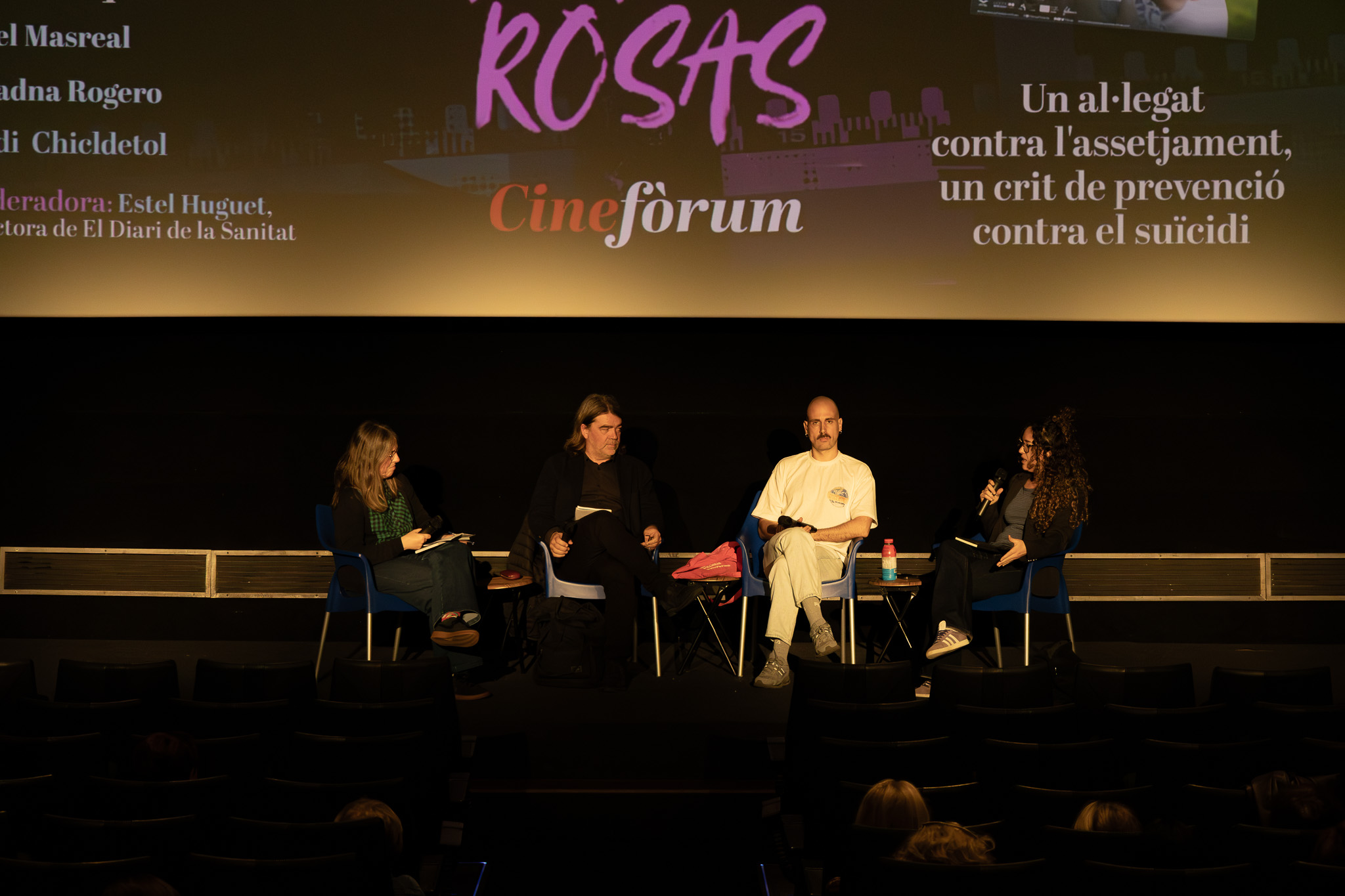 La lluita per trencar el silenci i la importància de parlar va ser el fil conductor de la conversa després de veure «El chico de los pantalones rosas». | Pol Rius