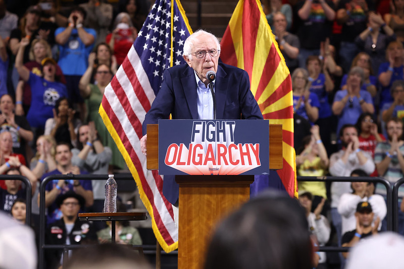Bernie Sanders, senador dels Estats Units, parlant amb assistents en un míting “Fight Oligarchy” al Mullett Arena de Tempe, Arizona.