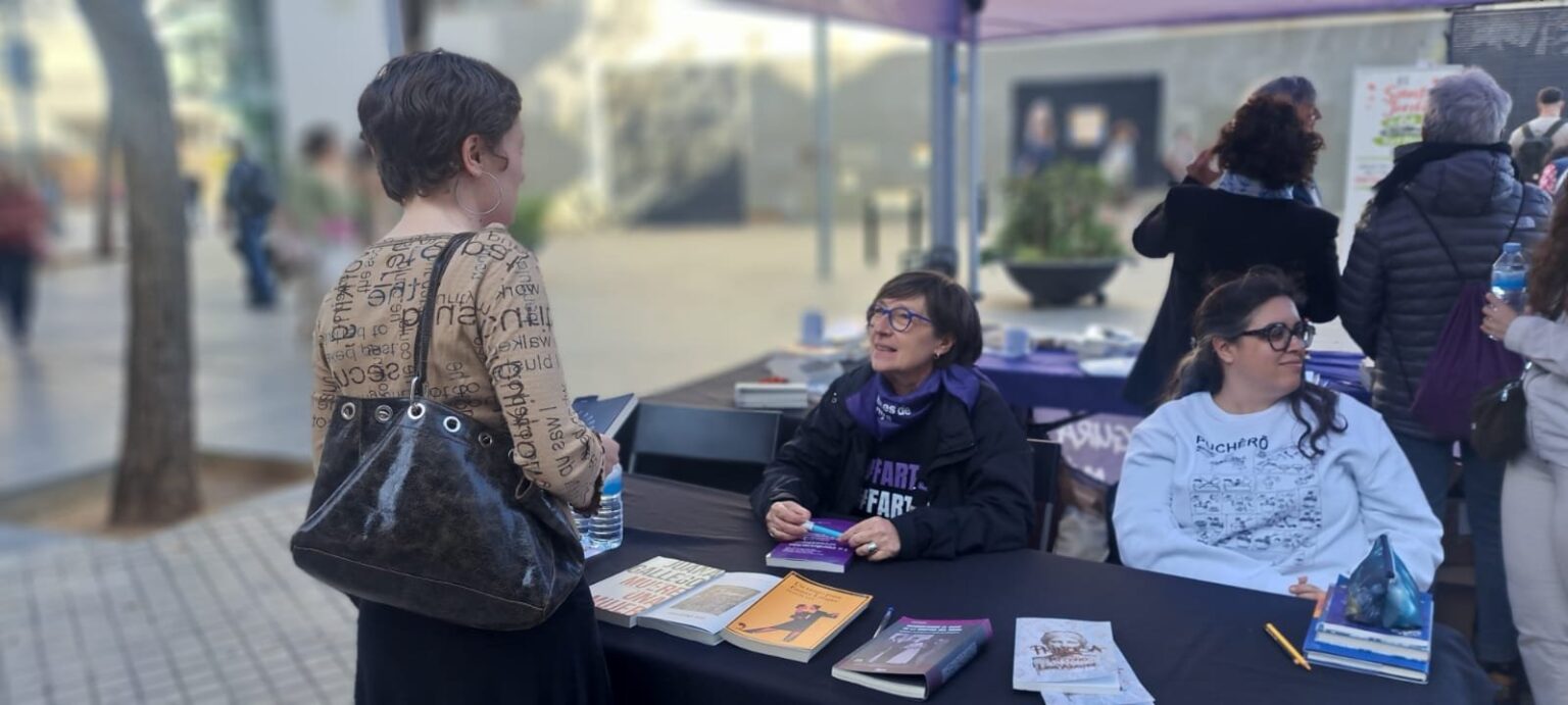 Crònica d’un Sant Jordi feminista a BarcelonaTot i estar ubicada fora del rovell de l’ou del centre de la ciutat i, malgrat el vent i el pol·len que s’ha anat escampant al llarg del dia, la parada de Feministes de Catalunya al costat de la Plaça del Fort Pienc ha estat tot un punt de trobada i retrobament d’escriptores, autores, lectores Feministes de Catalunya @feministes_cat