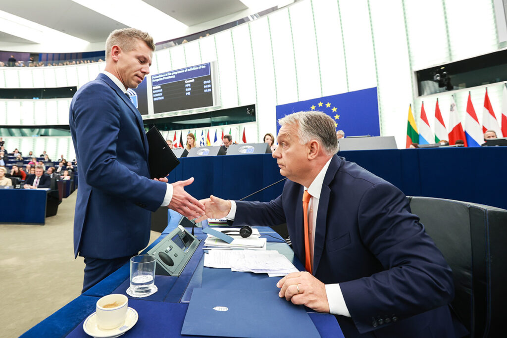 Péter Magyar i Viktor Orbán s’estrenyen la mà al Parlament Europeu el 2024
