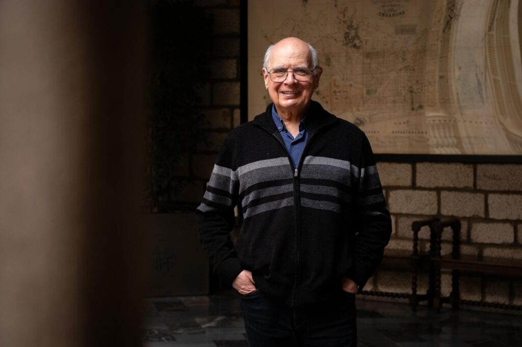 Lluís Rabell ha recopilat els seus darrers articles i reflexions a les xarxes socials en el llibre “De la distòpia a l’esperança. El socialisme democràtic front el món dels depredadors”. Ho ha fet després de la seva darrera etapa política com a regidor de l’equip socialista de l’ajuntament de Barcelona presidit per Jaume Collboni. Abans va presidir el grup de ‘Catalunya sí que es pot’ al Parlament de Catalunya i la Federació d’Associacions de Veïns de Barcelona. Afirma que vivim temps de depredadors i confia que siguin revertits per un socialisme democràtic que radicalitzi la seva ideologia i pràctica.