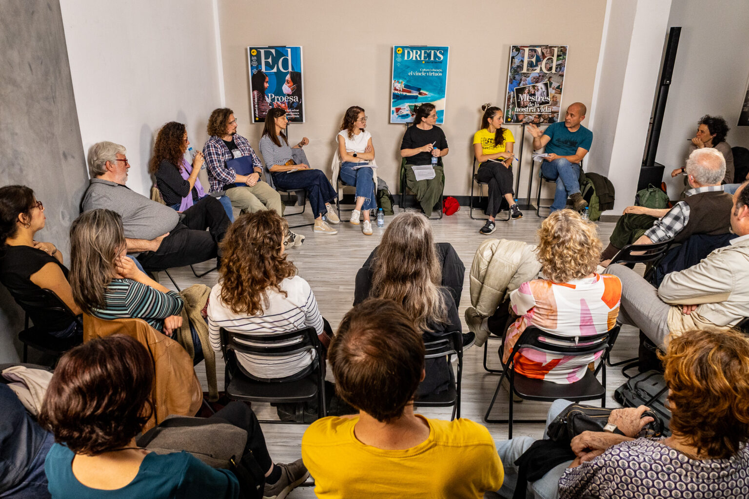 A l’Espai de la Fundació Periodisme Plural, sis docents i professionals vinculats a diferents etapes educatives van posar veu a un malestar que, segons van coincidir, fa temps que circula pels claustres, les aules i les escoles bressol, però que ara ha començat a desbordar-se.