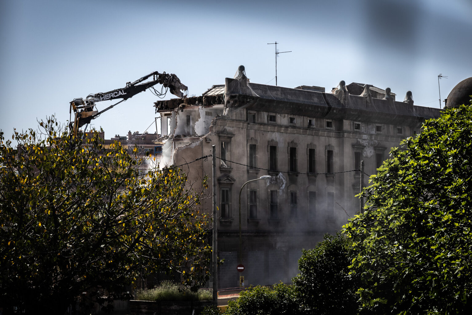 L'estació de la Sagrera, en ple procés d'enderroc, abril del 2026 | Pol Rius