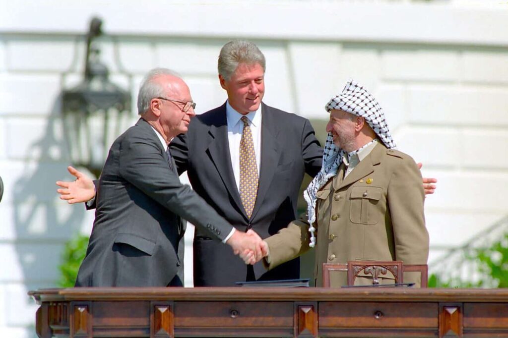 El primer ministre israelià Yitzhak Rabin, el president nord-americà Bill Clinton i el president de l’Organització per a l’Alliberament de Palestina (OAP), Yasser Arafat.