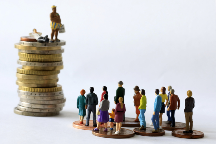 Economic inequality expressed by a difference in coin value