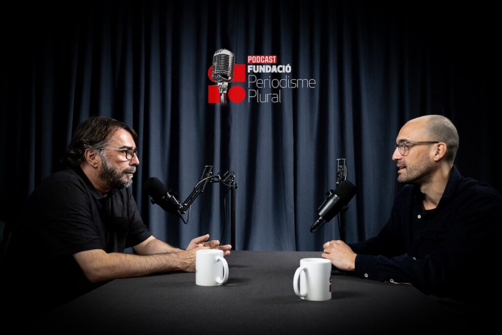 Camil Ros i Guillem Pujol, durant la gravació del videopòdcast a l’espai de la Fundació Periodisme Plural | Pol Rius