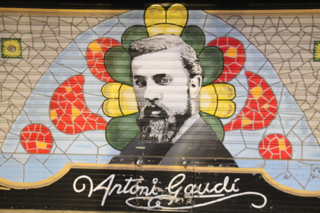 Mural de Gaudí en un quiosc
