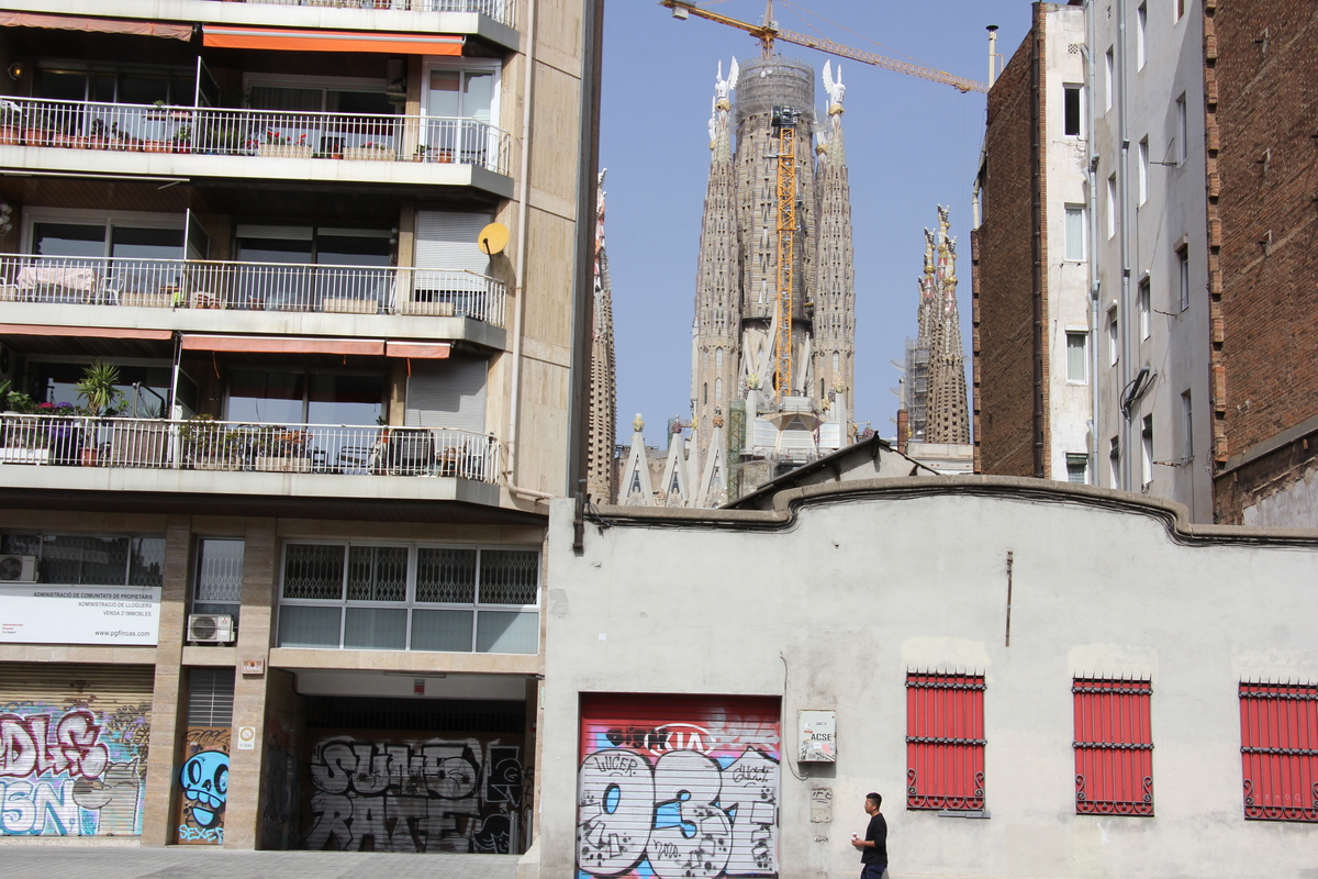 Vista de la Sagrada Família des del carrer d'Aragó gaudi