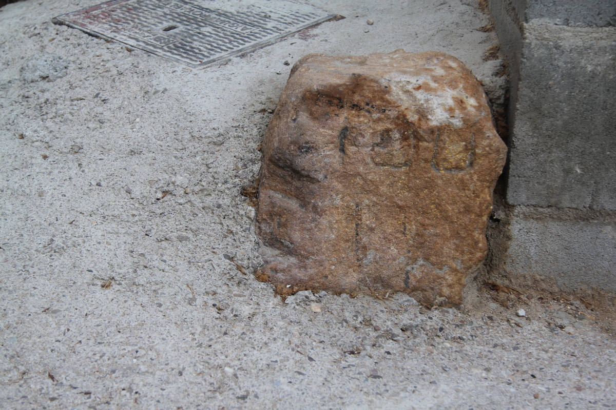 Piedra de camino, arrasada con los otros elementos patrimoniales del torrent de Lligalbé