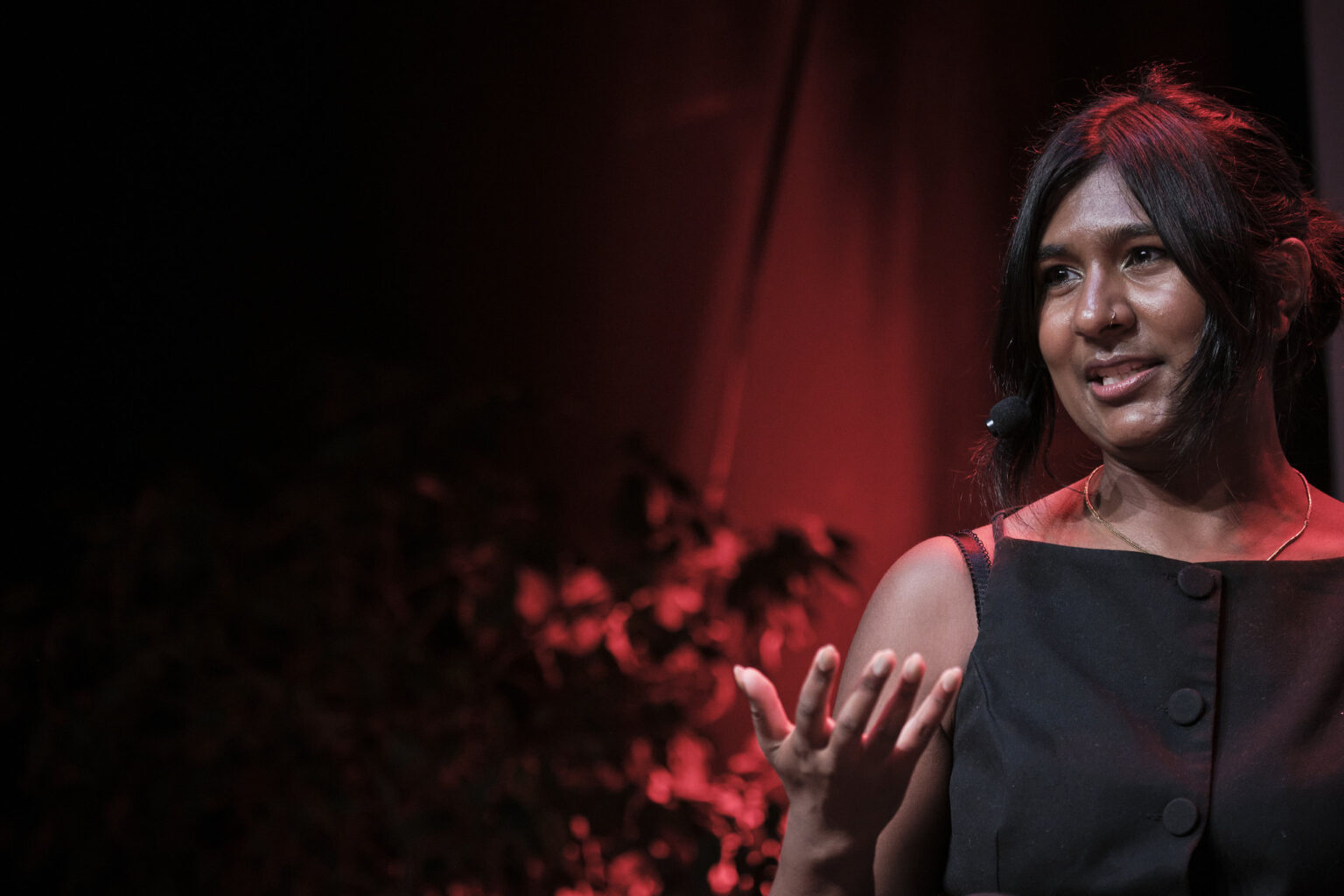 Ash Sarkar: la batalla cultural d’una identitat sense classeAsh Sarkar reivindica una política basada en les condicions materials, les aliances àmplies i la lluita de classes davant la fragmentació identitària de l'esquerra contemporània. Ash Sarkar a la Fira Literal | Foto: Oriol Clavera / Fira Literal (cedida)