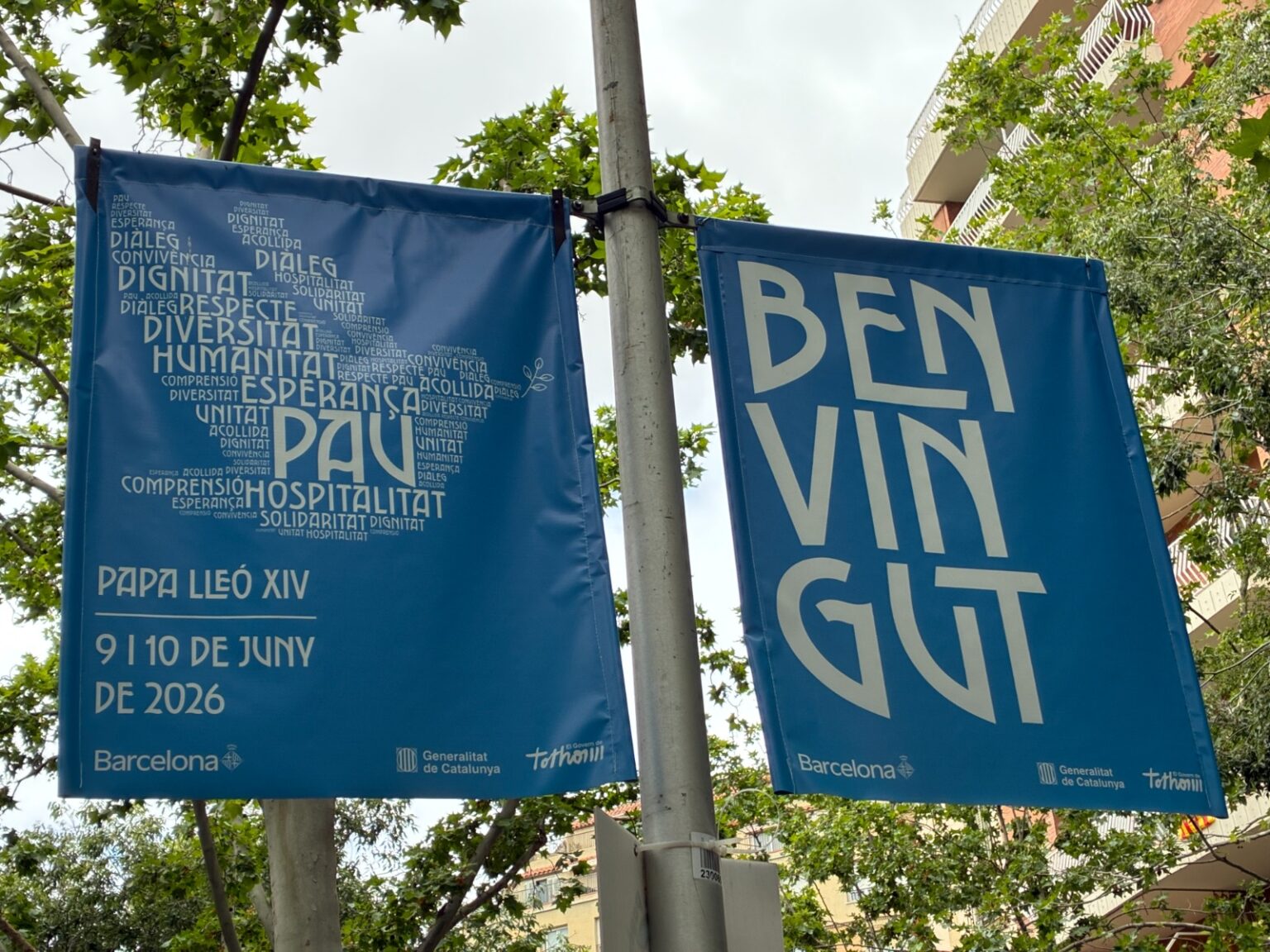 Les banderoles de l'Ajuntament de Barcelona i la Generalitat de Catalunya entorn de la Sagrada Família donen la benvinguda al Papa cinc dies abans de la visita / Foto: Catalunya Metropolitana
