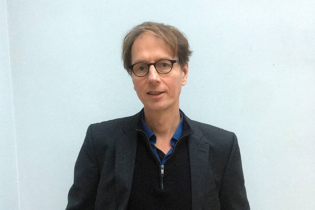 Fabian Scheidler: «Europa està desmuntant l’Estat del benestar per construir un Estat de guerra»Fabian Scheidler analitza la militarització d'Europa, el desmantellament de l'estat del benestar, la crisi del capitalisme i el nou ordre mundial. Fabian Scheidler