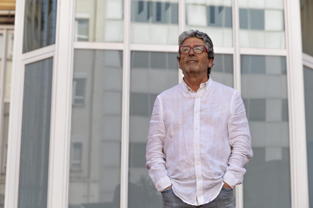 Àlex Rocas Jordi: «La qualitat educativa no depèn només dels docents»El degà del Col·legi de Docents i Professionals de la Cultura defensa que la professió viu un moment complex, però també ple d’oportunitats. Parlem amb Àlex Rocas Jordi de recursos, reconeixement, formació permanent, inclusió, lideratge educatiu i del paper del Col·legi en un sistema que demana cada vegada més als seus professionals. Un dels objectius