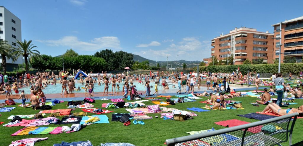 La metròpoli de les piscinesEn plena onada de calor, una piscina pública deixa de ser només un equipament esportiu o un espai de lleure per esdevenir una infraestructura de salut pública que fa les funcions de refugi climàtic. Poder-hi accedir és molt important perquè la possibilitat de refrescar-se no hauria de dependre de la capacitat adquisitiva o del lloc
