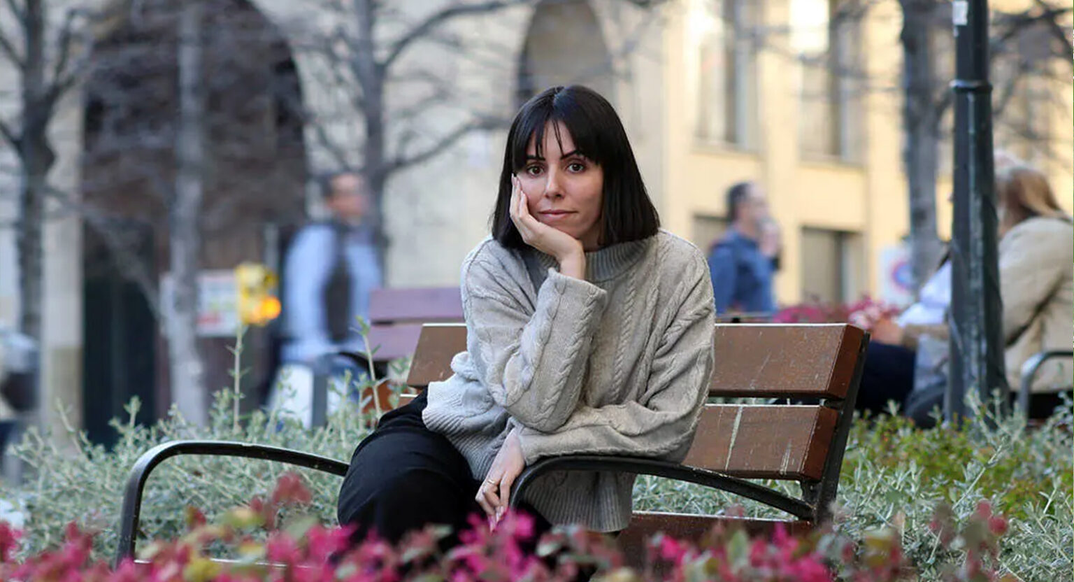 Sara Barquinero: «Que un professor se’n vagi al llit amb una alumna de 20 anys no sigui punible no significa que estigui bé»La filòsofa i escriptora saragossana retrata a La chica más lista que conozco una universitat travessada per les relacions de poder, el silenci còmplice i la precarietat. Defensa que l'accés a la docència universitària es faci mitjançant un examen anònim, com en qualsevol altre lloc de treball públic.
